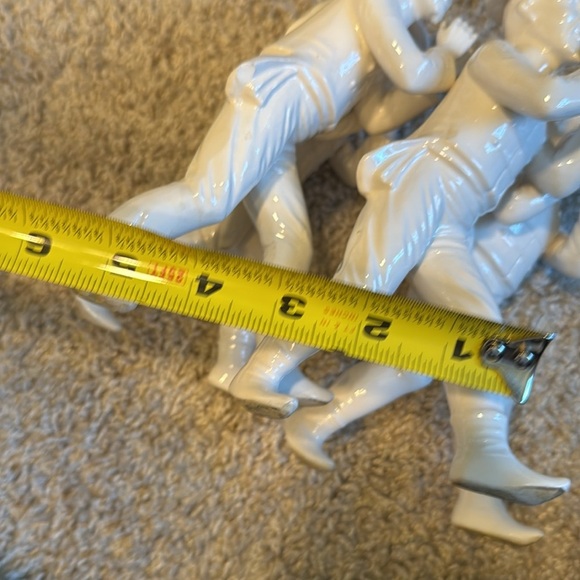 Ceramic or China - Asian Men Carrying a Basket Elegant White Ceramic Figurine - Picture 11 of 14